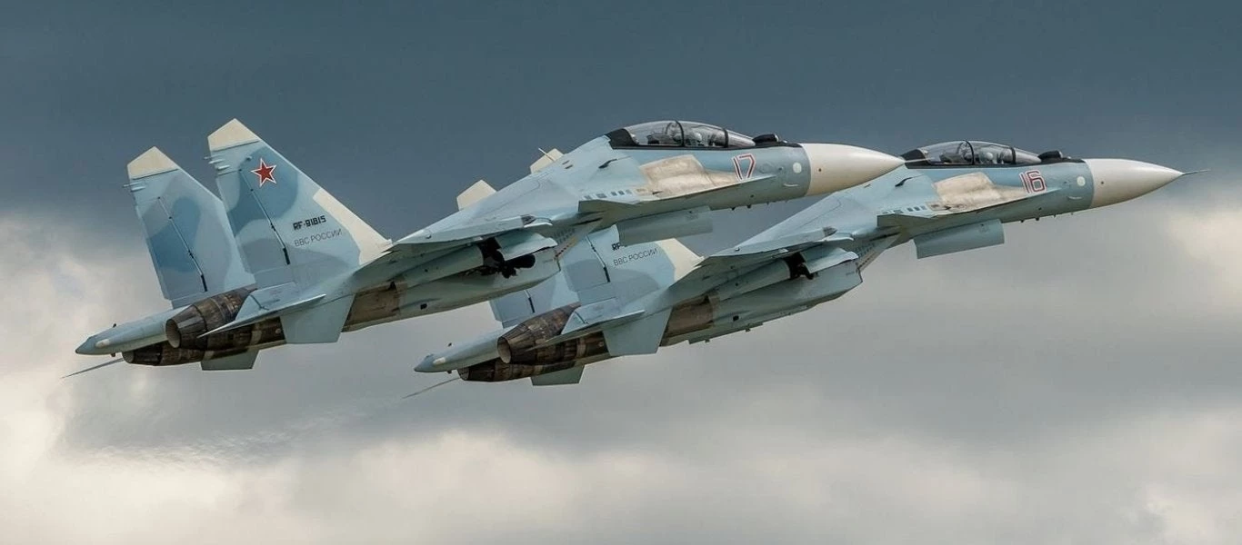 Ρωσικά μαχητικά Su-30SM ανεφοδιάζονται στον αέρα πάνω από τη Μεσόγειο (βίντεο)